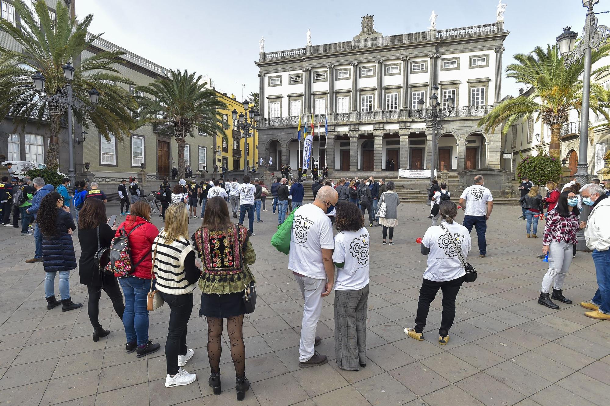 Concentración de bomberos y policías en la plaza Santa Ana