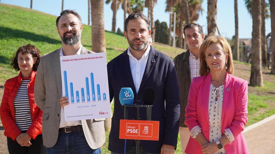 El portavoz del PSOE en el Ayuntamiento de Málaga, Daniel Pérez, en rueda de prensa junto a ediles socialistas