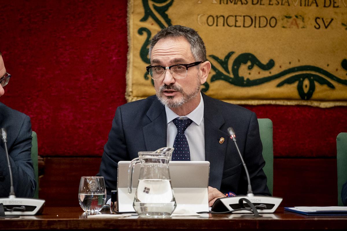 El alcalde de Móstoles, Manuel Bautista, durante un pleno extraordinario en el Ayuntamiento.