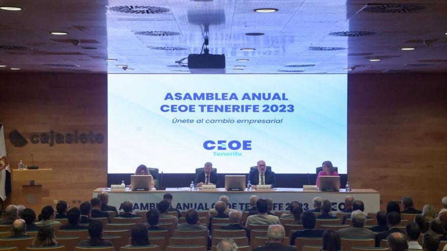 Panorámica de la asamblea anual de CEOE Tenerife, celebrada ayer en la sede central de Cajasiete. | | E.D.