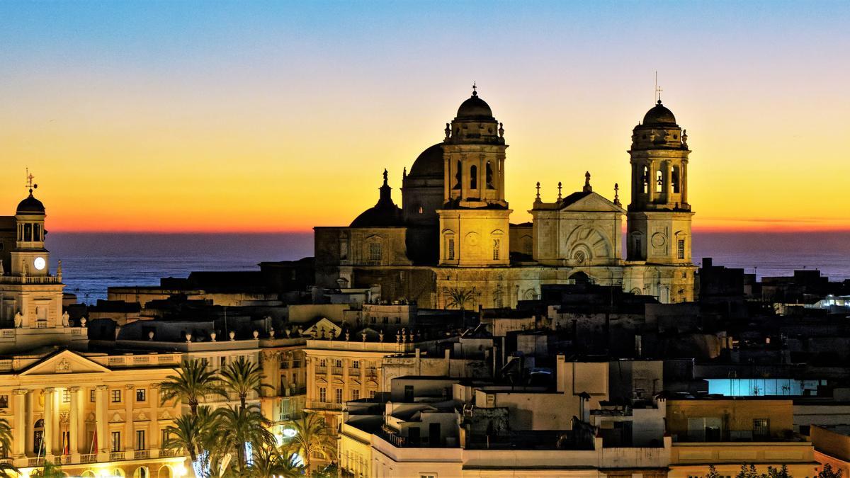 La cúpula de la catedral está formada por azulejos dorados que destaca sobre un mar de casas blancas.