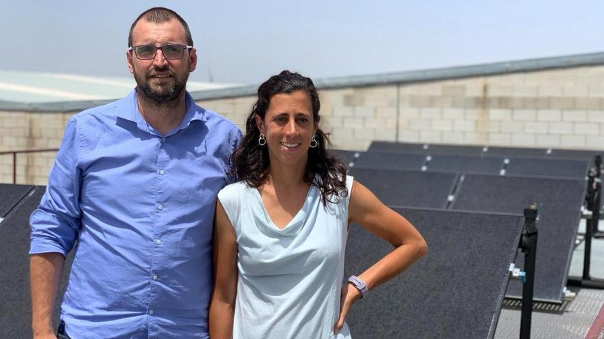 Gonzalo Brun e Isabel Guedea, socios fundadores de Endef, en una instalación fotovoltaica desarrollada por su empresa.
