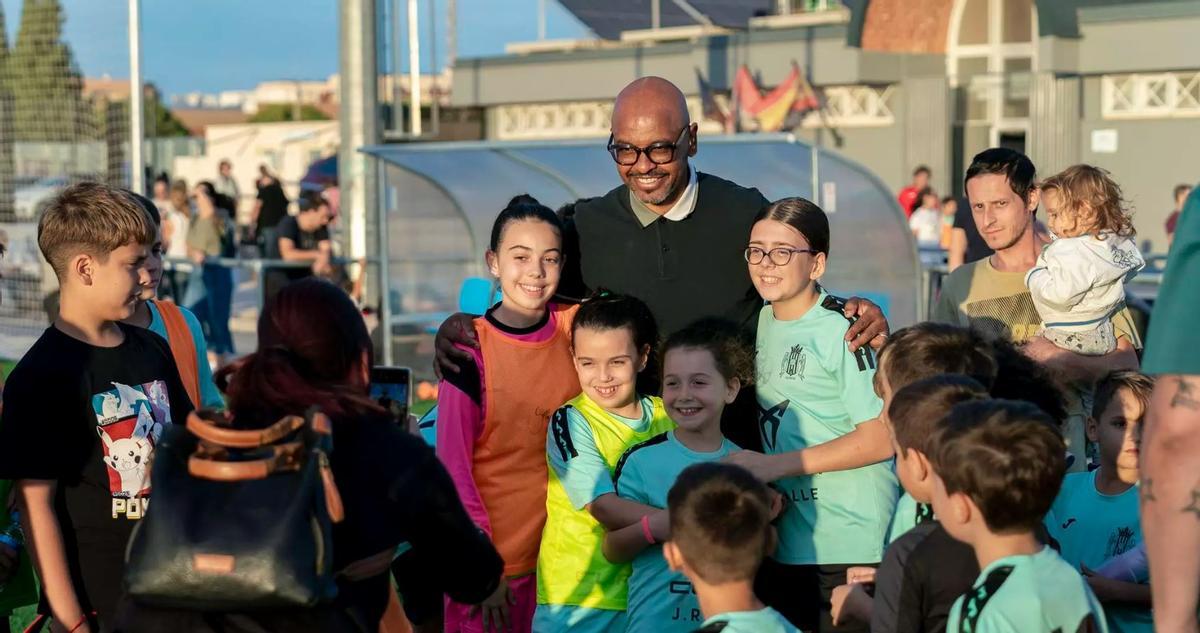 Mascos Senna con los futbolistas de la escuela de Alfafar.
