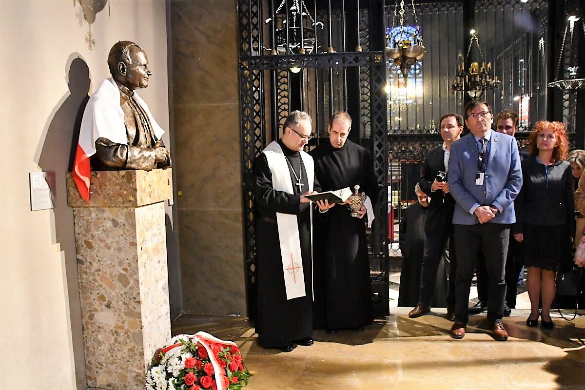 Donació d'un bust de Joan Pau II al monestir de Montserrat