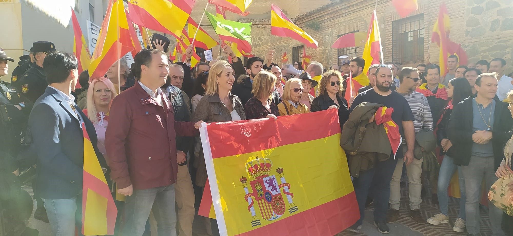 Cargos de Vox en la protesta contra la amnistía ante la puerta de la sede del PSOE en Toledo