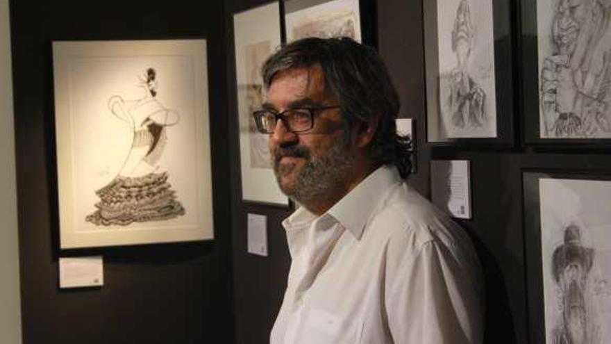 El dibujante Ángel Idígoras posa con sus retratos en el MIMMA.