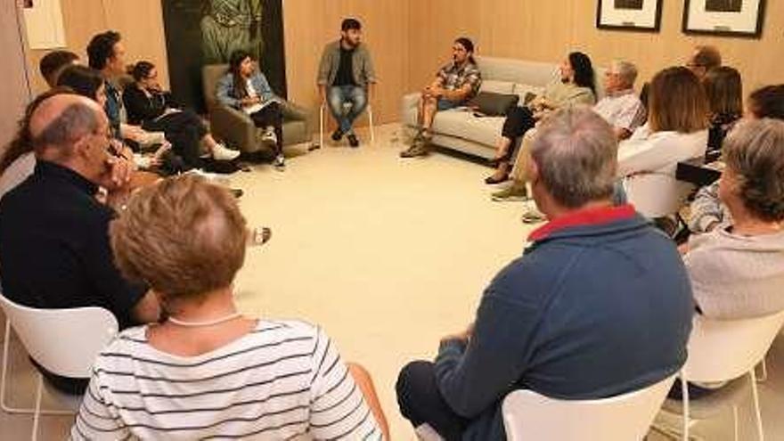 Los voluntarios, en una reunión en Padre Rubinos.