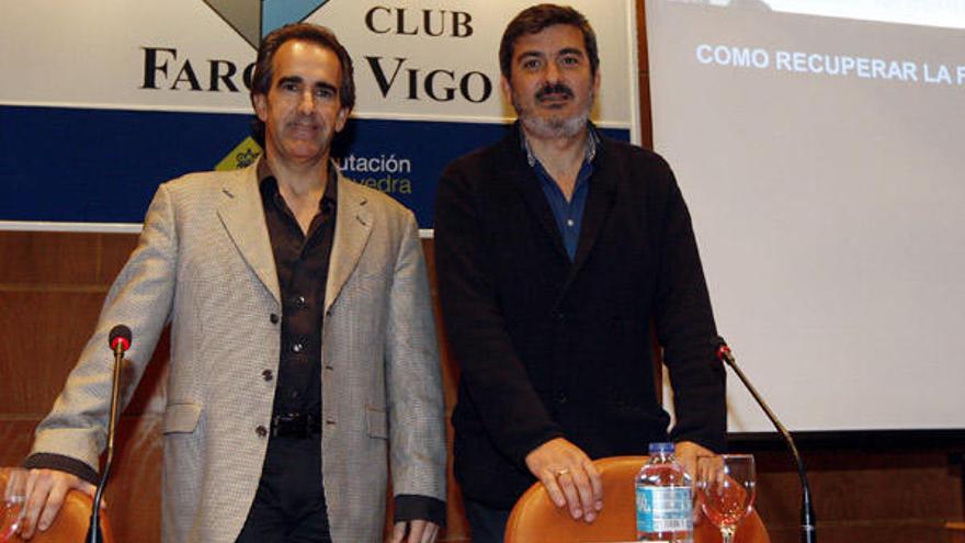 Javier Iriondo (izqda.) fue presentado por el sociólogo Gabriel Vázquez.  // José Lores