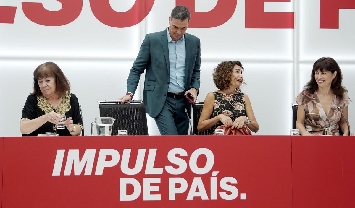 Sánchez, junto a varias de sus colaboradoras más cercanas, en la sede del PSOE, el pasado 2 de septiembre.