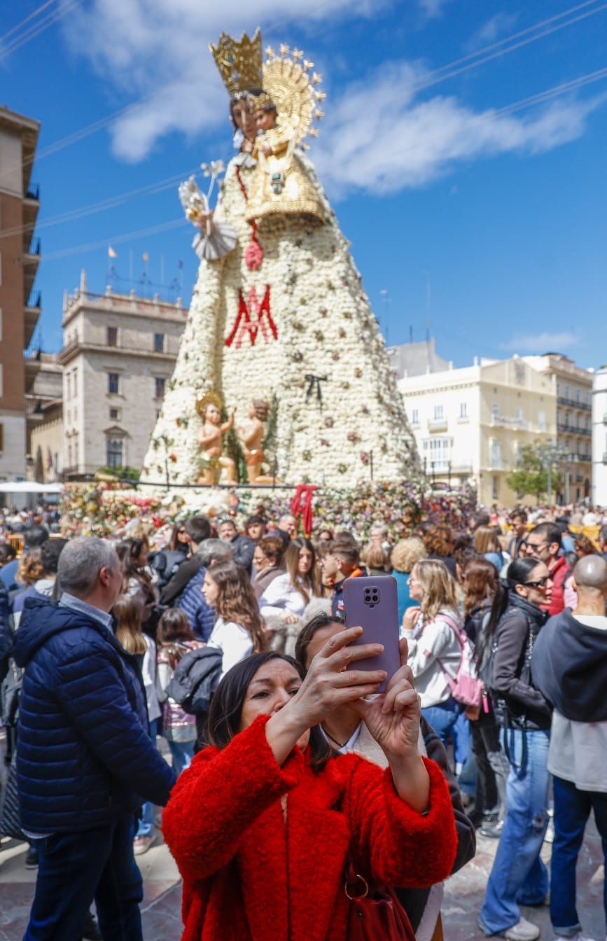 La plaza de la Virgen, llena en el último día para ver el manto