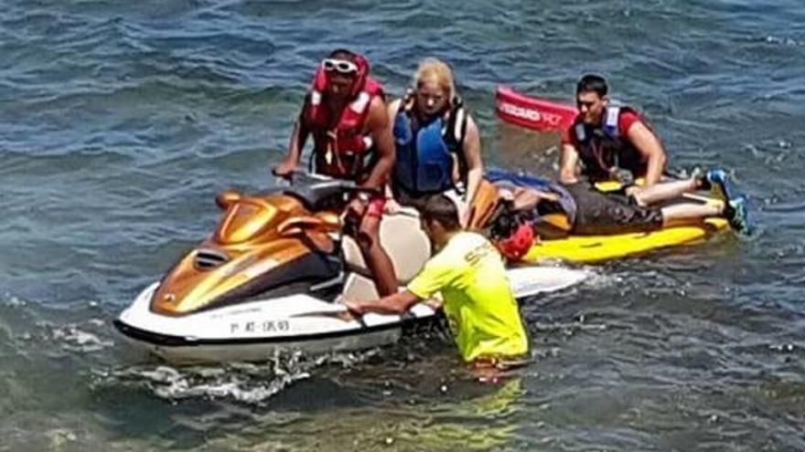 Un momento del rescate de Salvamar en Dénia.