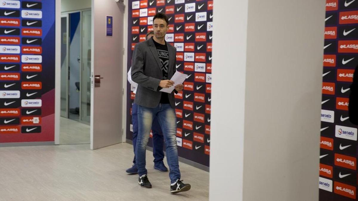 Paco Sedano llegando a su última rueda de prensa con el Barcelona