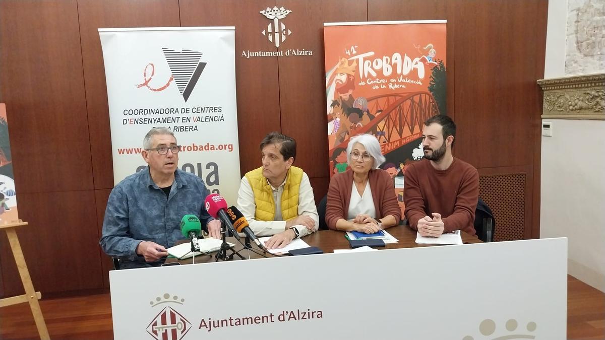 Joan Cortés, Alfons Domínguez, Virtuts Piera e Israel Gil, este martes, en la presentación de la Trobada.
