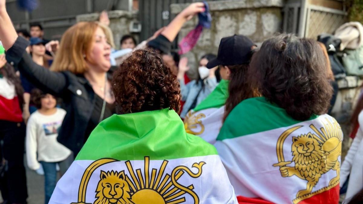 Iraníes exiliados en España se concentran en la Puerta del Sol de Madrid para celebrar la caída del régimen