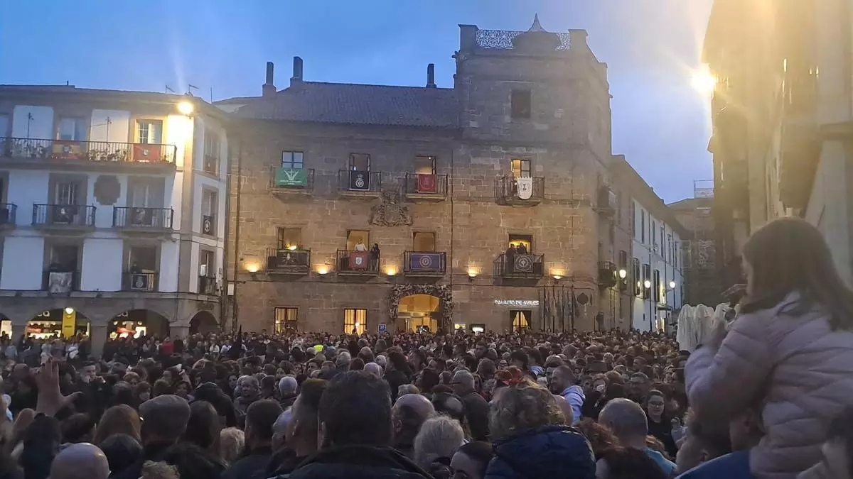 El Encuentro avilesino rememora el camino al Calvario ante una multitud en El Parche