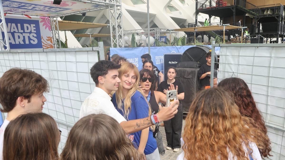 La artista Belén Aguilera se fotografía con algunos de los asistentes tras la cancelación del festival.