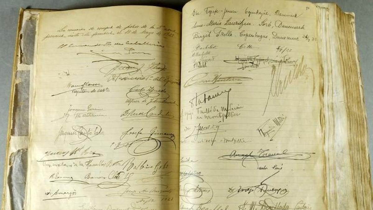El Llibre d'Honor de la Farmàcia Esteva de Llívia