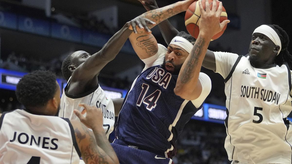 Anthony Davis (14), rodeado de jugadores de Sudán del Sur.