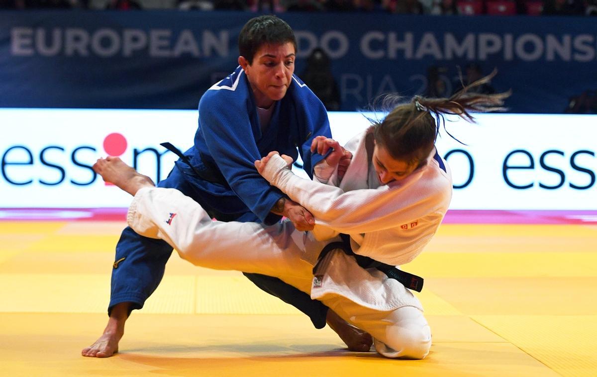 Julia Figueroa, de azul, en una competición.