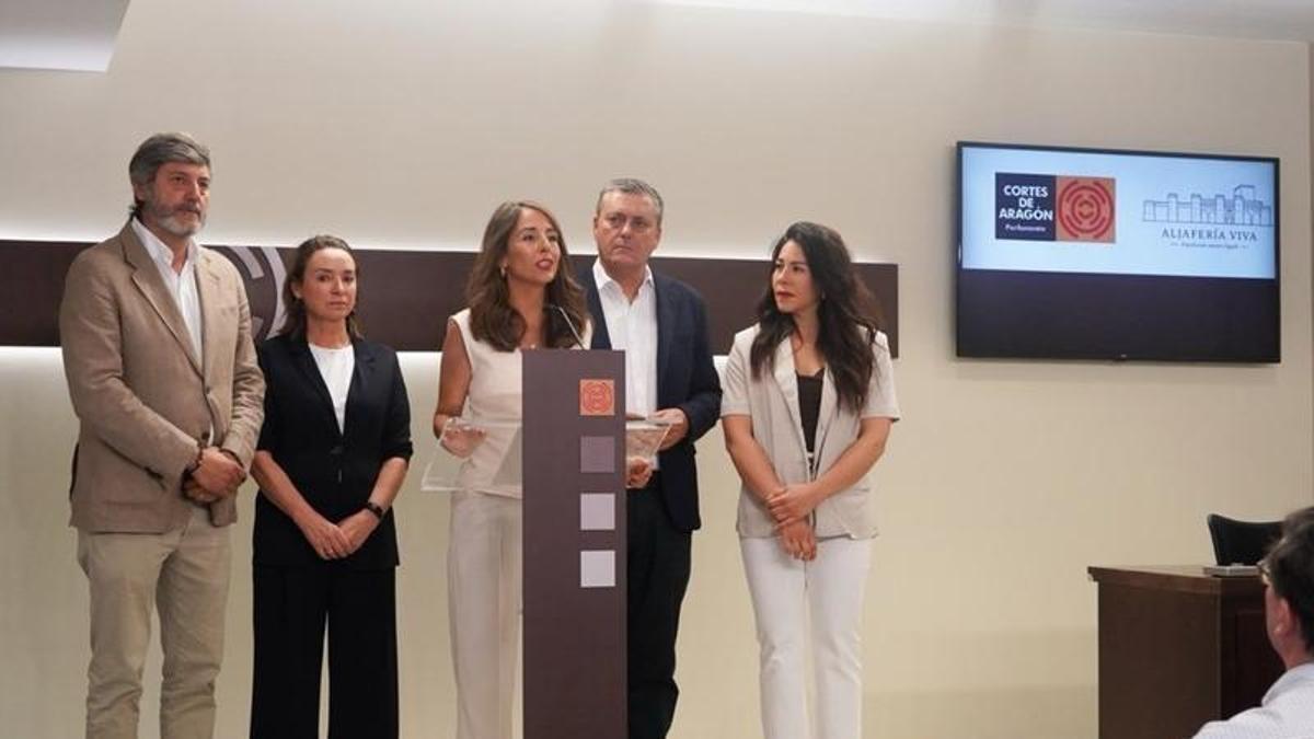 La presidenta de las Cortes de Aragón, María Navarro, y la Mesa del Parlamento.