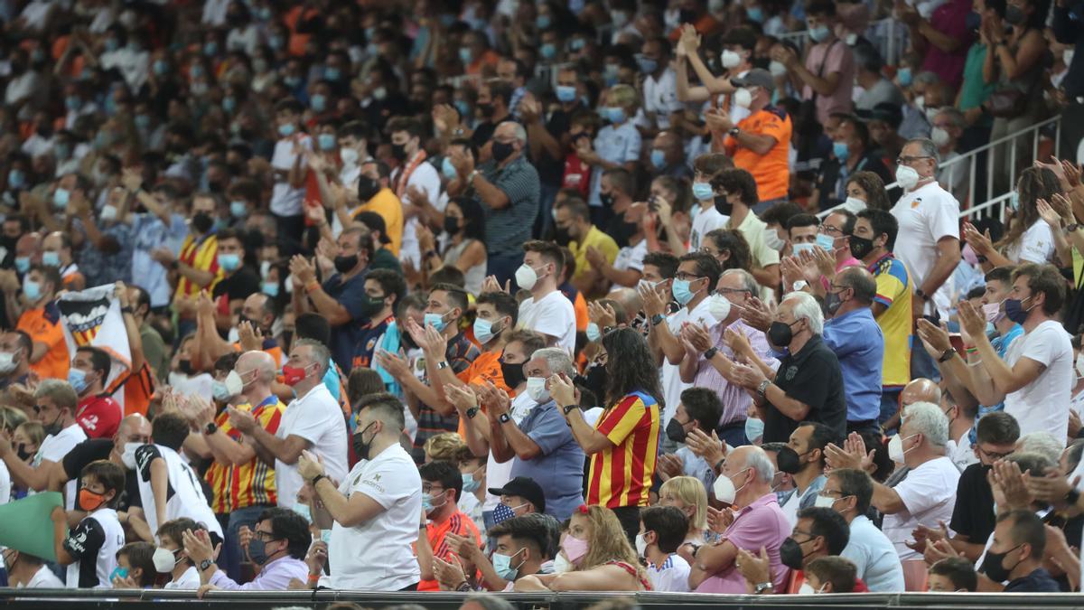 Mestalla vuelve a tener color