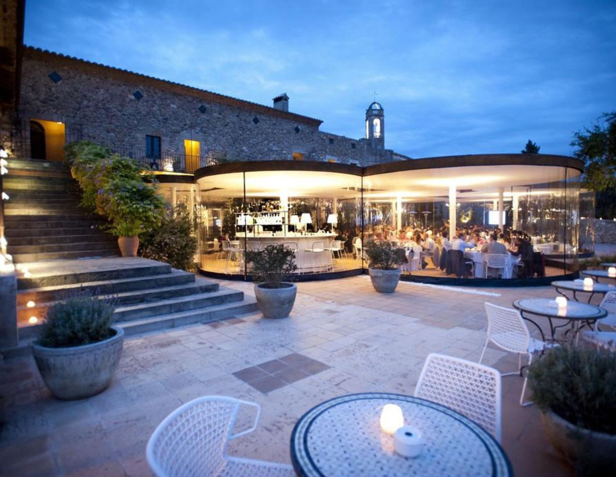 Imatge nocturna del restaurant Drac
