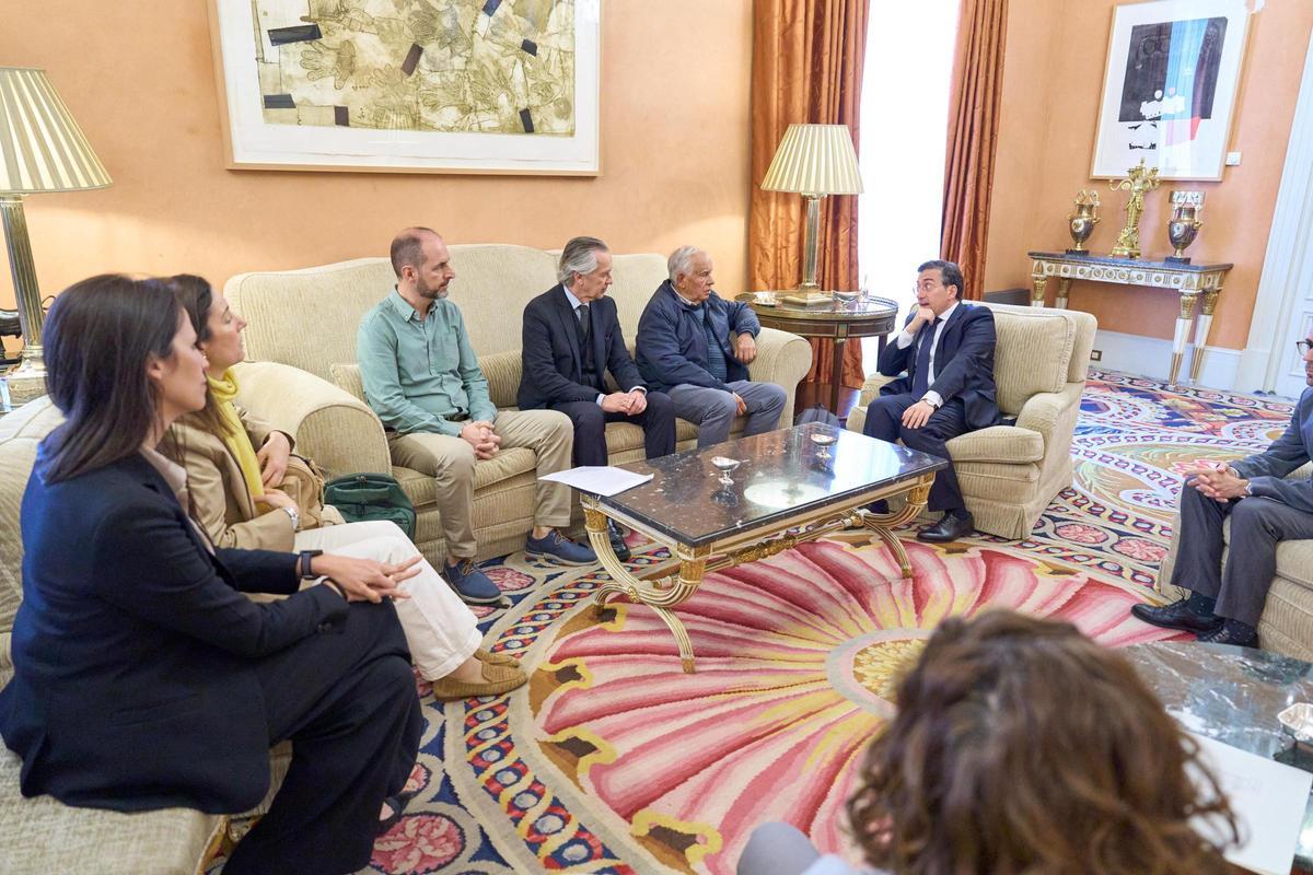 Albares reunido con los familiares de los españoles de Guinea Ecuatorial