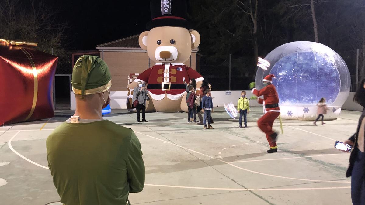 Celebración del Parque de Navidad con castillos hinchables y juegos variados.