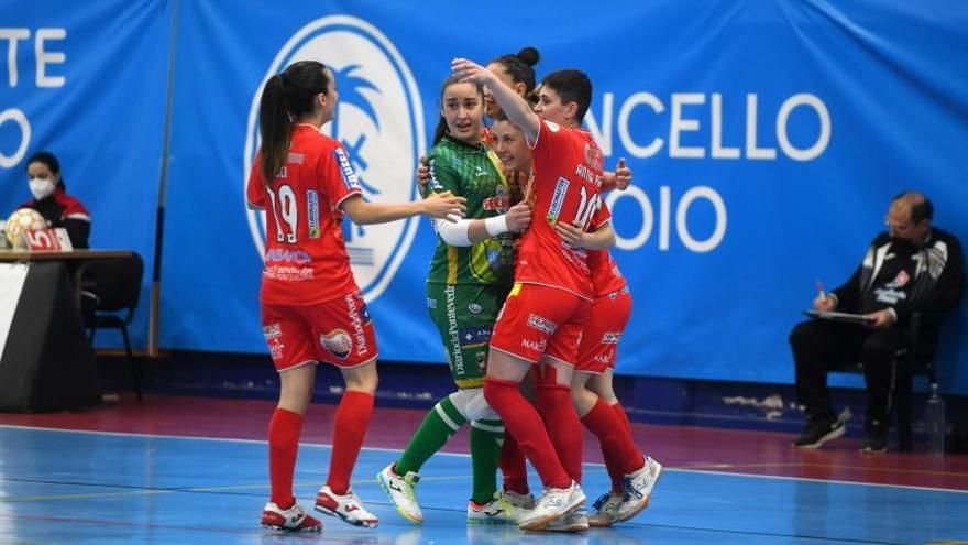 Las jugadoras del Poio celebran uno de los goles anotados ayer ante el Móstoles. |  // GUSTAVO SANTOS