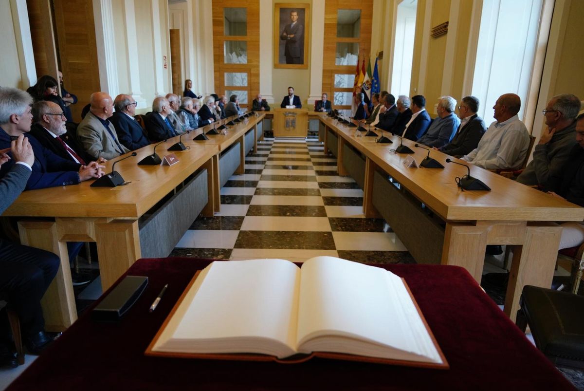 Un momento del acto en el salón de plenos del ayuntamiento.