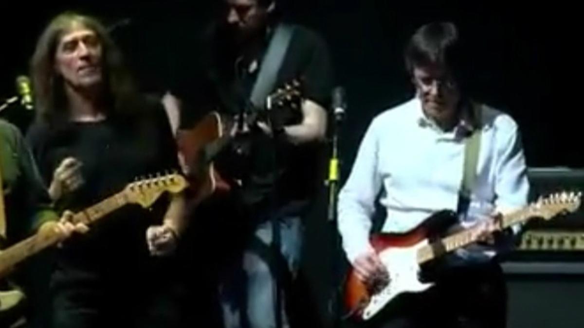 Puigdemont toca la guitarra con Sopa de Cabra en directo