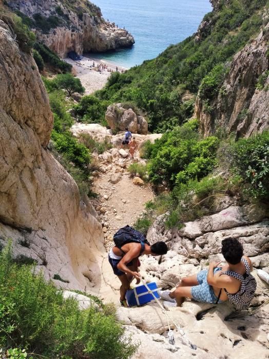 Mil peripecias para llegar a las calas de la Marin