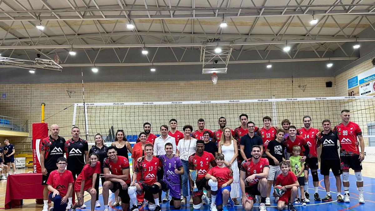 El ConectaBalear Manacor posa con el trofeo de campeón.