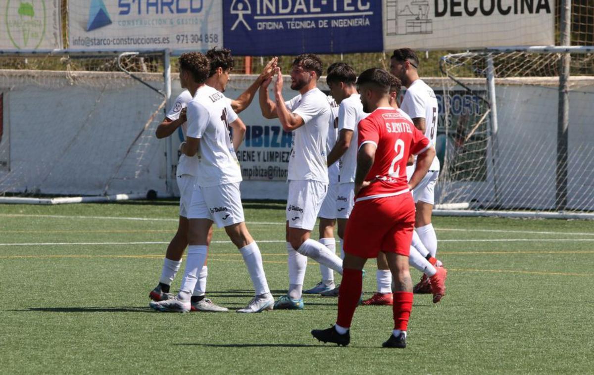 Varios jugadores de la Peña celebran un gol ante el Prat. | VICENT MARÍ