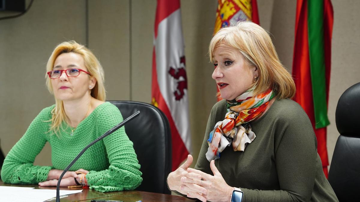 Sara Fernández gerente territorial de Servicios sociales de Zamora y Leticia García delegado territorial de la Junta de Castilla y León en Zamora presentan el programa del club de los 60