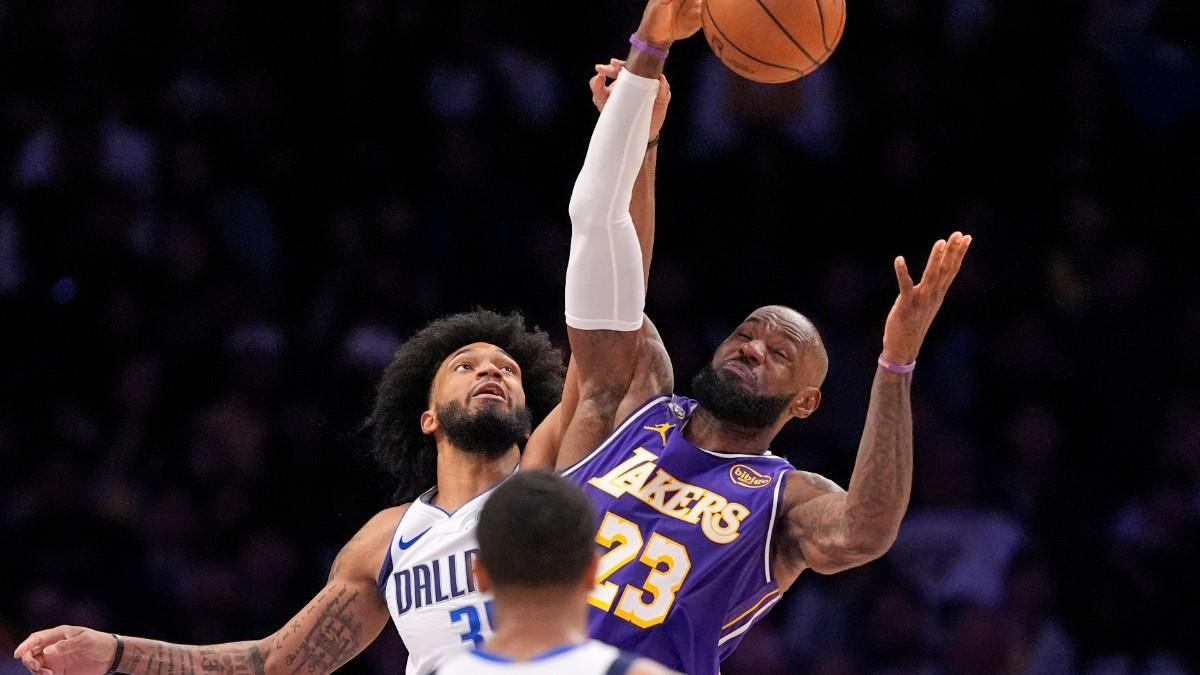 LeBron James, durante el partido en Dallas