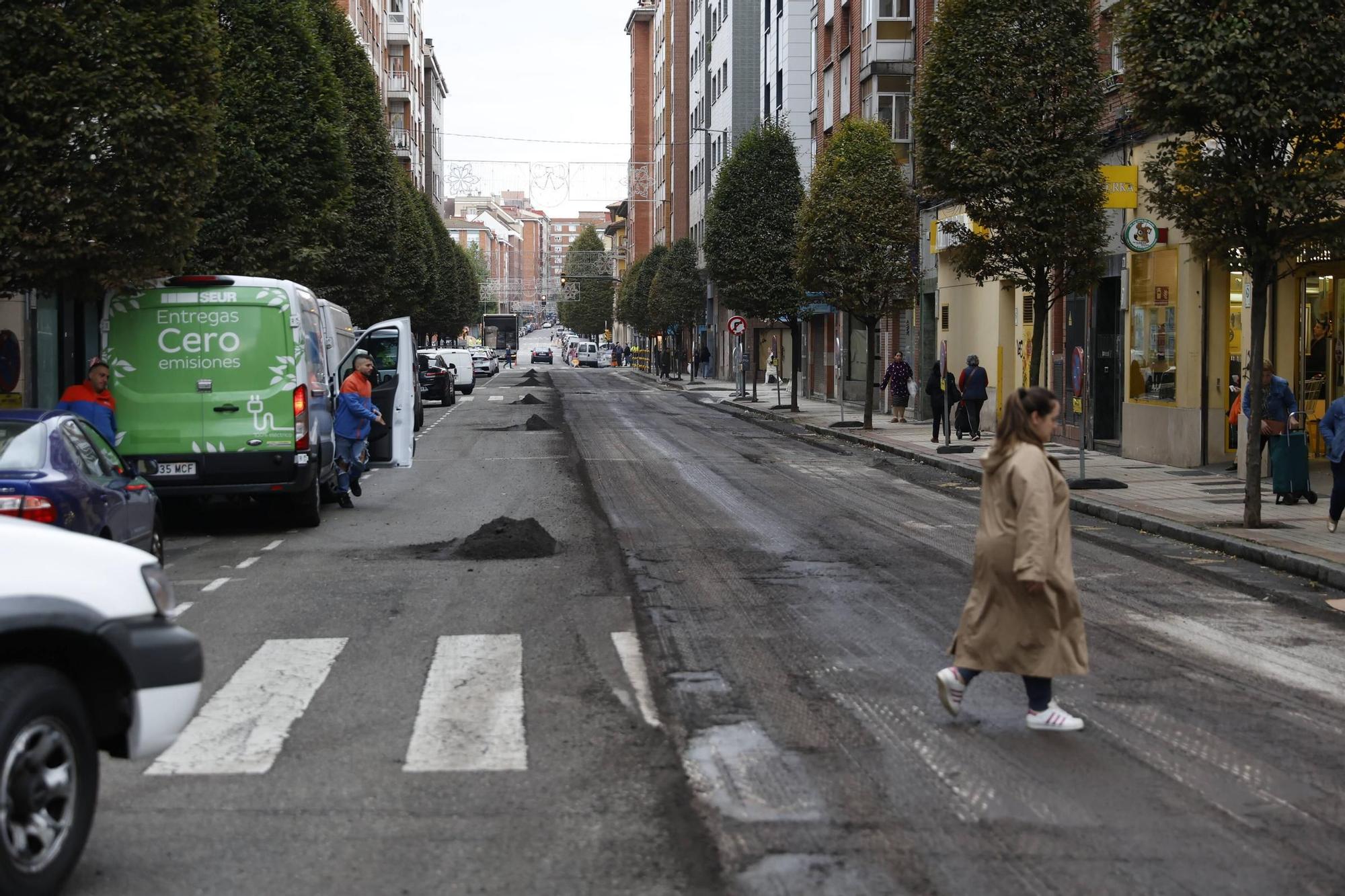 Arranca la renovación del pavimento en la calle Eleuterio Quintanilla de El Llano (en imágenes)