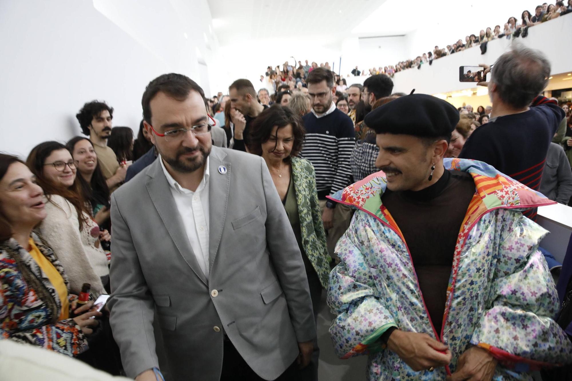 En imágenes: Así fue la inauguración de la exposición de Rodrigo Cuevas en la Laboral Centro de Arte