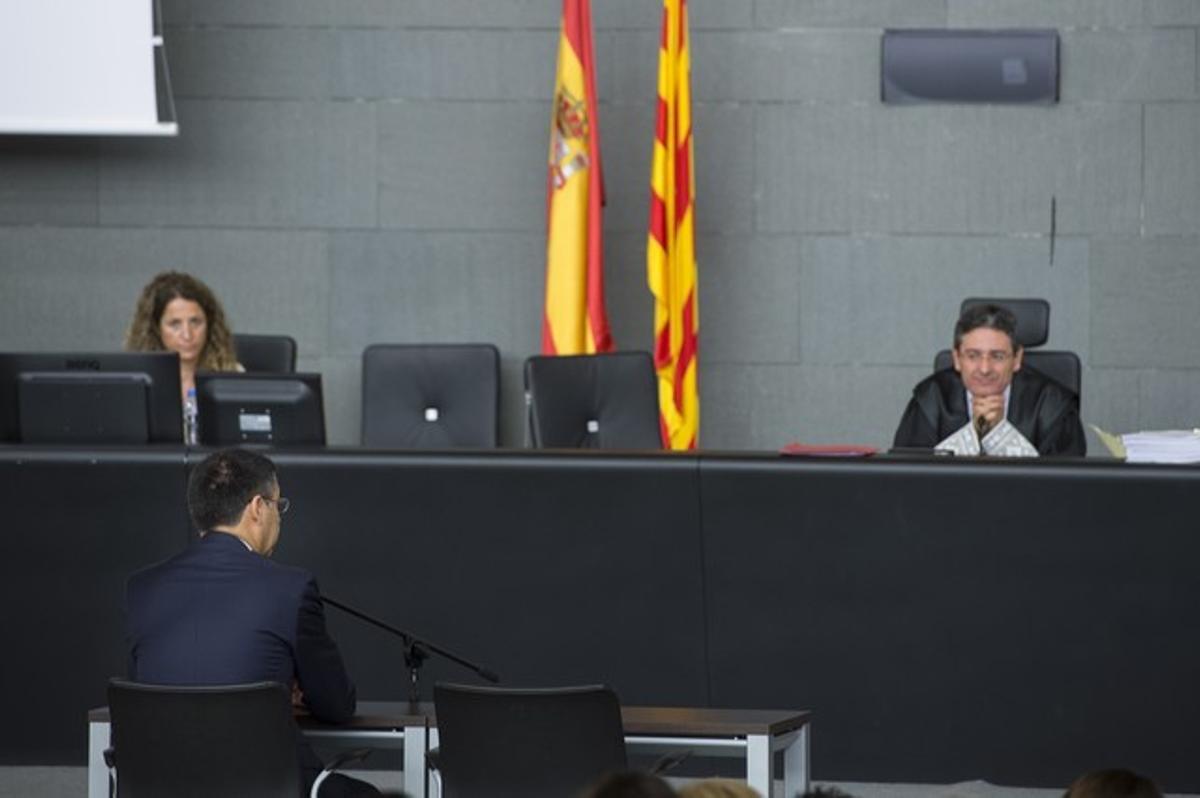 El presidente del FC Barcelona, Josep Maria Bartomeu, durante su declaracion en la Ciutat de la Jústicia, con motivo de la denuncia contra la junta de Laporta. El presidente del FC Barcelona, Josep Maria Bartomeu, durante su declaracion en la Ciutat de la Jústicia, con motivo de la denuncia contra la junta de Laporta.