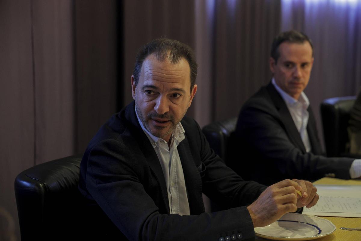 Álex Salvador, director de Marketing de Cárnicas Serrano y representante del CMM, en primer plano.