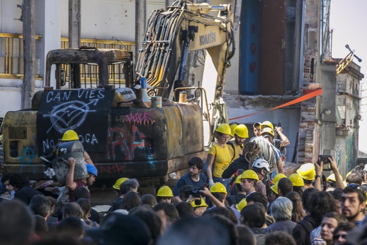 Un grup d’activistes es preparen per començar les tasques de desenrunament de Can Vies, aquest dissabte.