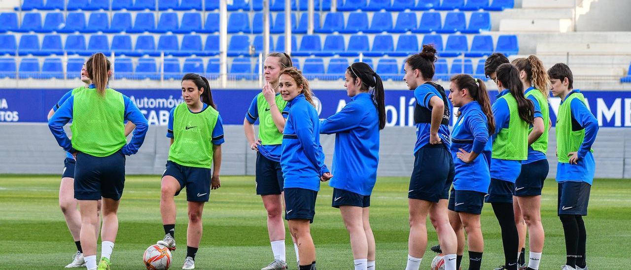 Las jugadoras del conjunto oscense, durante un entrenamiento en El Alcoraz