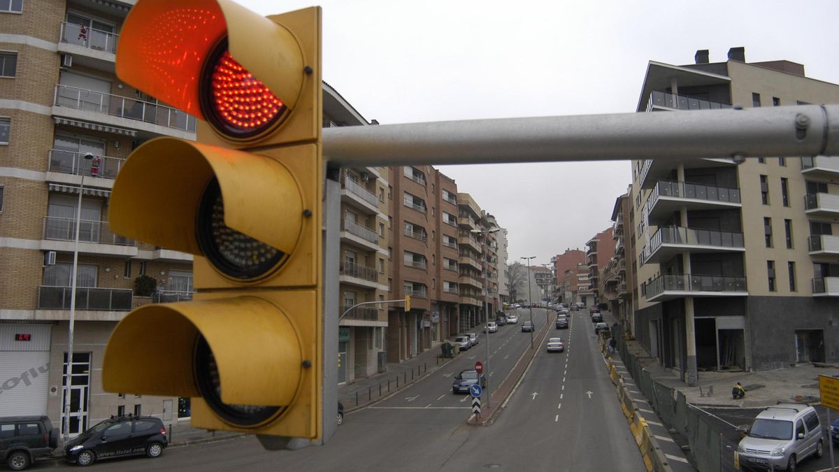 Semàfor a l'avinguda de les Bases de Manresa