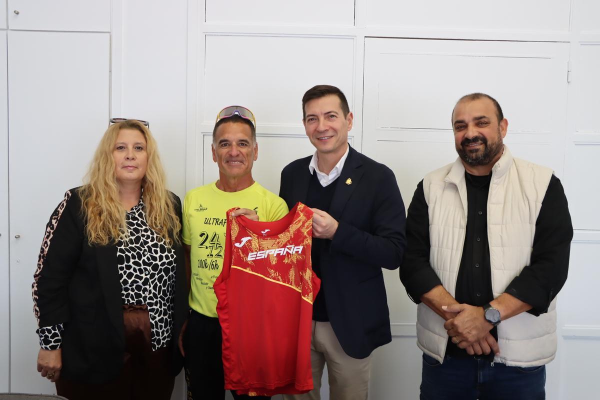Recepcion del atleta de Burjassot Eduardo L. Gómez por parte del alcalde Rafa García.