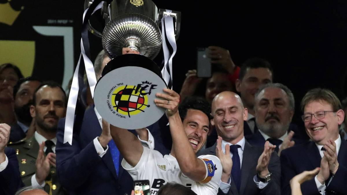 Dani Parejo levanta la Copa del Rey conseguida por el Valencia en 2019.