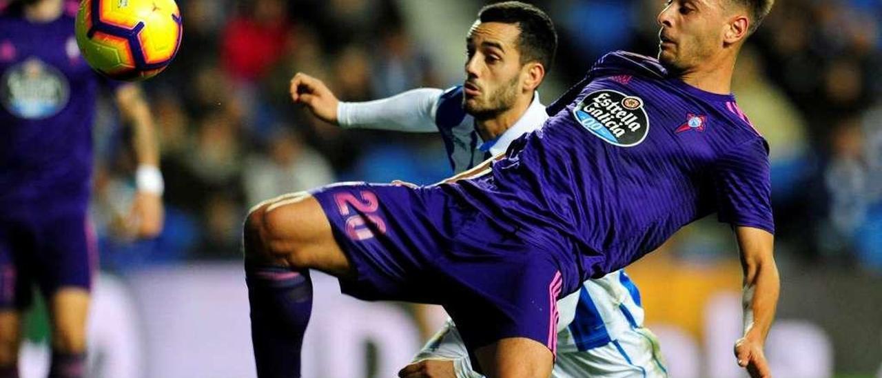 Kevin Vázquez, que ayer debutó con el Celta en Primera División, depeja un balón con la rodilla ante del acoso de Juanmi durante el choque jugado anoche en Anoeta. // LOF