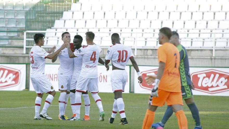 Lago Junior celebra con sus compañeros el tanto que marcó ayer ante el Toledo en el Salto del Caballo.