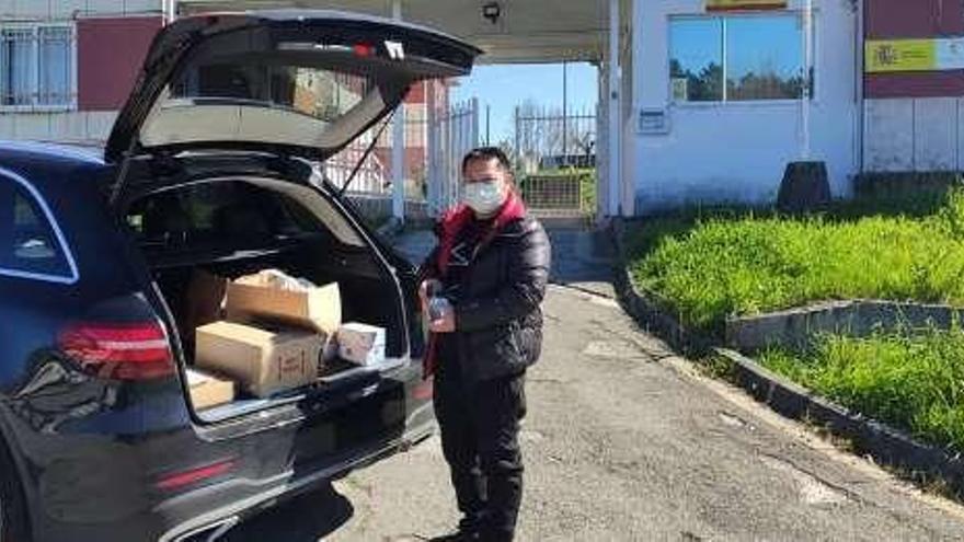 Un chino da mascarillas a la Policía de O Carballiño. // FdV