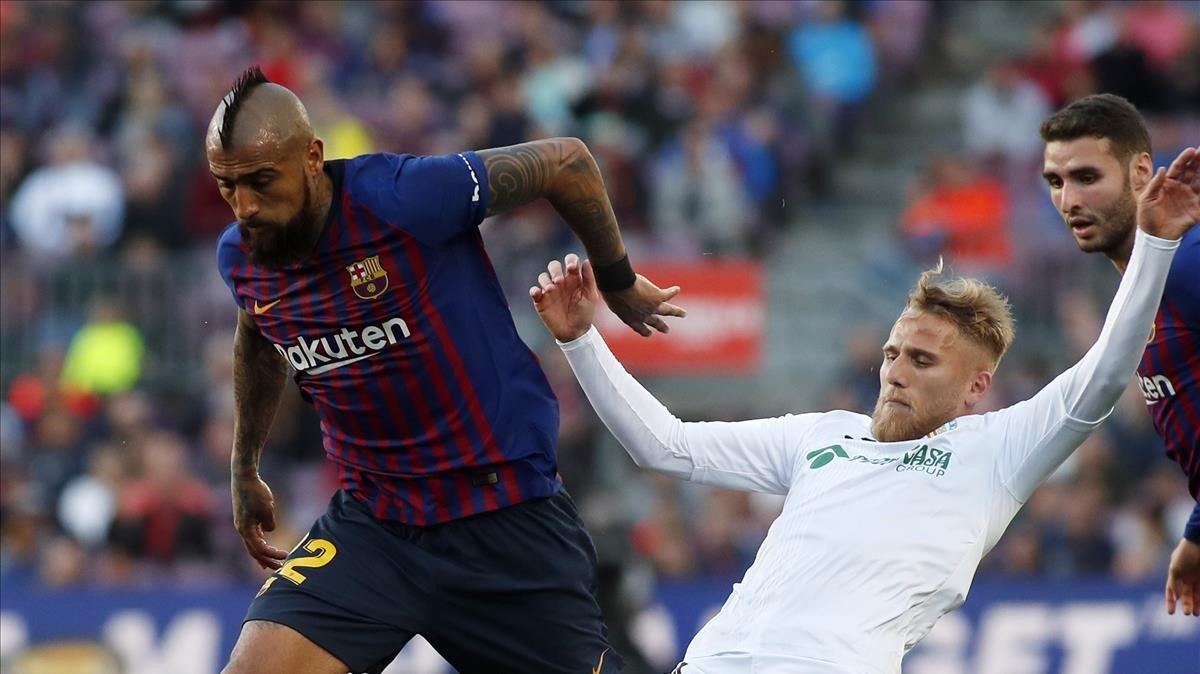 aguasch48127306 barcelona midfielder arturo vidal fights for the ball agains190513131334