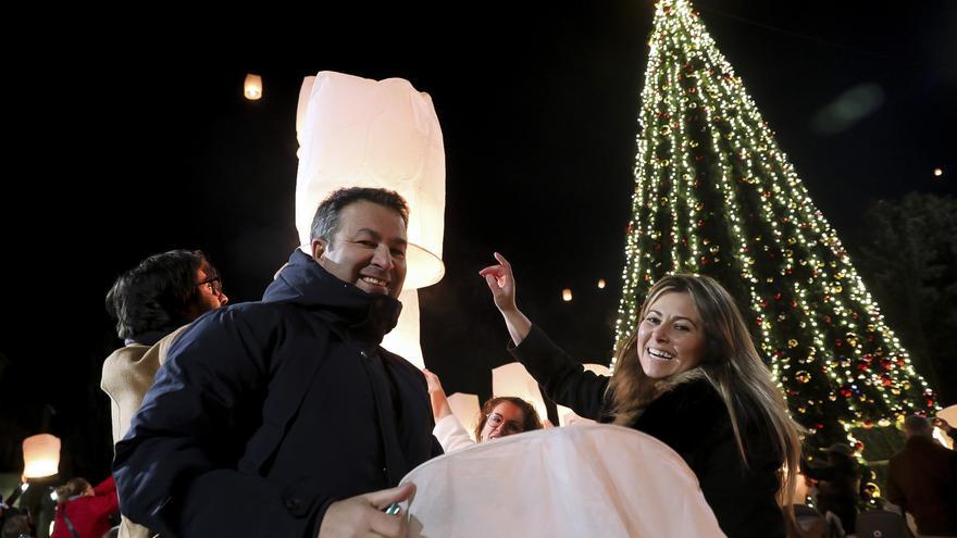 Dos pueblos fronterizos levantan un pino de Navidad que conecta Portugal con España